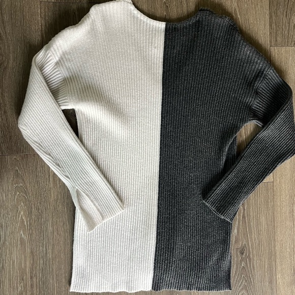 A&F Women’s Color Splice V-Neck Sweater - NWOT - Picture 2 of 10